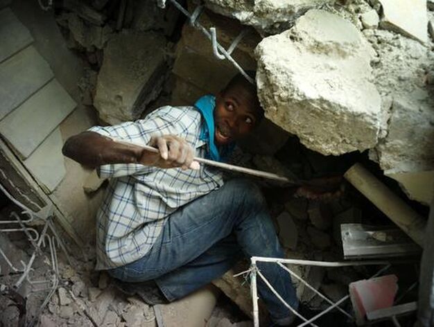 Un joven trata de rescatar a otras personas que est&aacute;n atrapadas entre los escombros.

Foto: Agencias