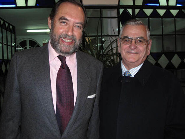 Isidoro Beneroso, ex alumno y ex presidente de El Monte, con Juan Plata, ex maestro del colegio.

Foto: Victoria Ram&iacute;rez