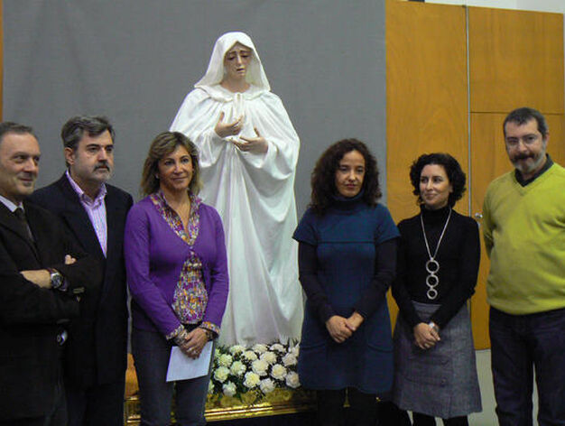 El equipo del restauraci&oacute;n del IAPH posan junto a la talla de la Virgen de la Estrella.

Foto: Ruesga Bono
