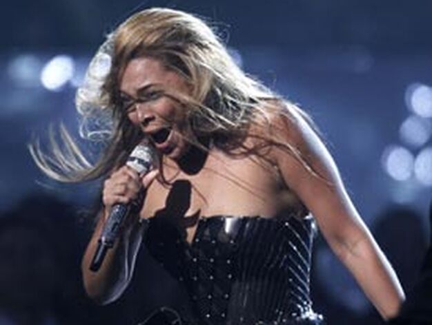 Beyonce, durante su actuaci&oacute;n en la 52 gala de entrega de los Grammy. / Reuters