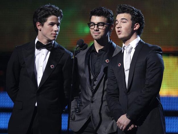 Los Jonas Brothers presentan la actuaci&oacute;n de Lady Antebellum. / AFP Photo