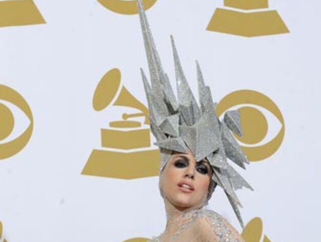 Lady Gaga muestra sus Grammy. / AFP Photo
