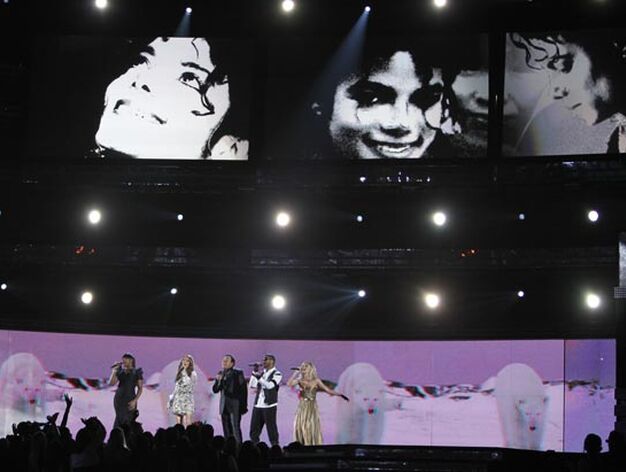 ennifer Hudson, Celine Dion, Smokey Robinson, Usher y Carrie Underwood rinden homenaje a Michael Jackson. / Reuters