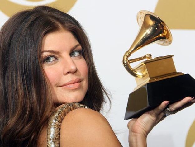 La cantante Fergie posa con su Grammy. / Reuters