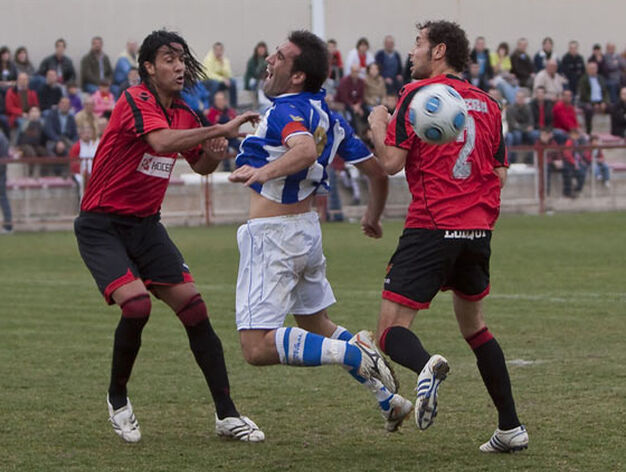 Dani Carrasco salta dentro del &aacute;rea entre dos defensas y pide penalti.

Foto: LOF