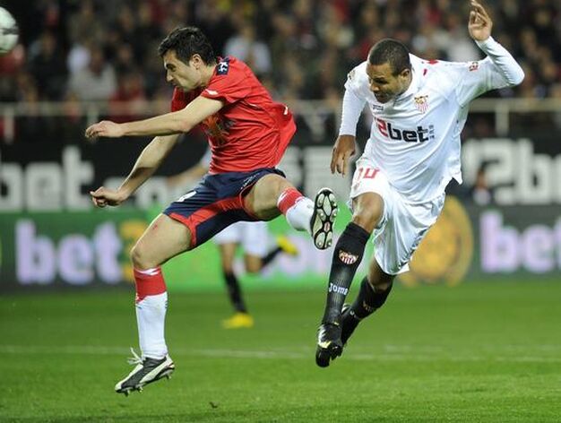 Un gol de Luis Fabiano da la victoria al Sevilla ante Osasuna. / EFE