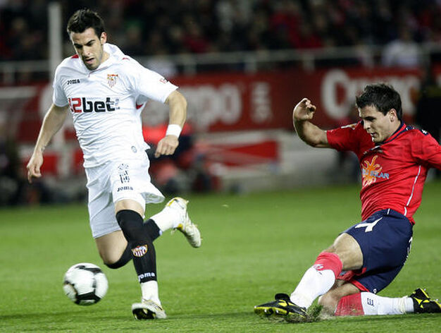 Negredo se marcha de un defensa de Osasuna. / Antonio Pizarro