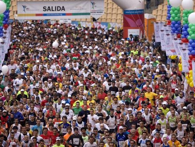 4.161 corredores han participado en el XXVI Marat&oacute;n Ciudad de Sevilla 2010 Gran Premio de Andaluc&iacute;a, que ha acabado ganando el keniano Phillip Biwot. / Juan Carlos V&aacute;zquez