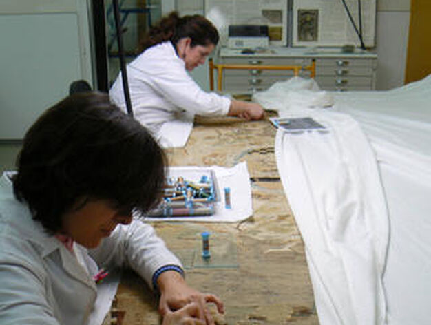 Trabajadoras del taller textil restaurando un tapiz.

Foto: Ruesga Bono