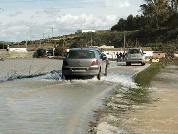 Carretera inundada en la barriada de La Pedrosa en Arcos de la Frontera

Foto: Paco Peri&ntilde;an / Aguilar / Borja Benjumeda / Pascual/ JC Toro / Efe