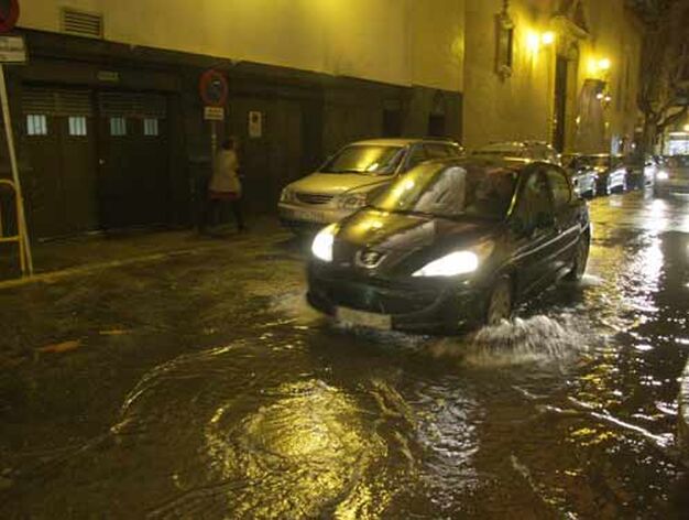 Calle inundada en el centro de Sevilla.

Foto: Victoria Hidalgo
