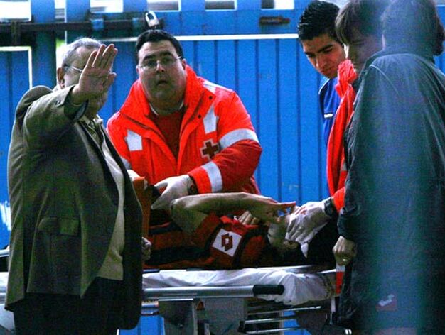 El jugador del Melilla Carlos Ruiz es atendido por la Cruz Roja. 

Foto: Vanesa Lobo