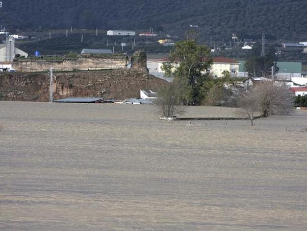 El agua amenaza las viviendas m&aacute;s cercanas al r&iacute;o.

Foto: Juan Carlos V&aacute;zquez