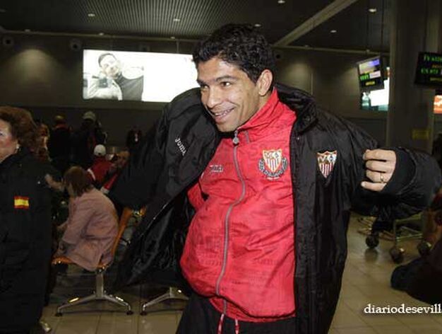 El brasdile&ntilde;o Renato se coloca el abrigo. 

Foto: Antonio Pizarro