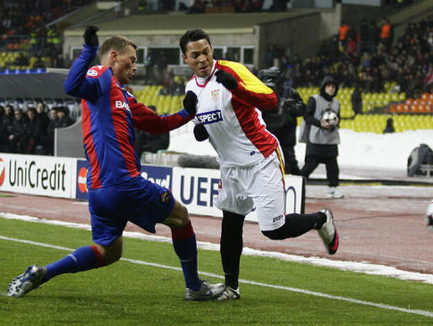Adriano intenta salvar la entrada de un defensa del CSKA.

Foto: Antonio Pizarro