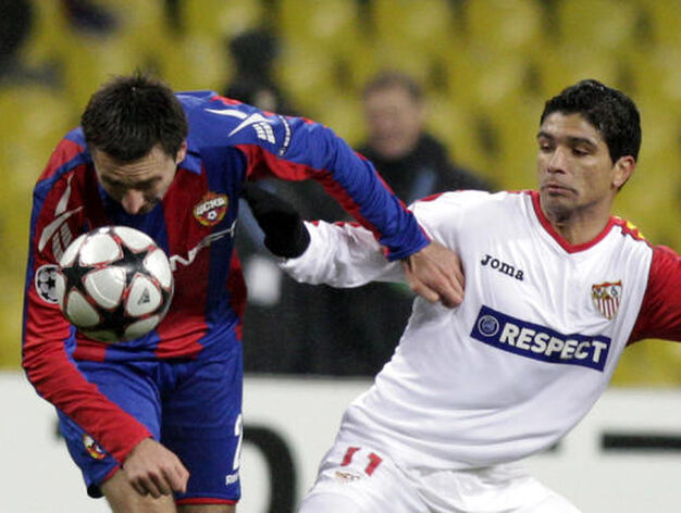 Renato intenta alcanzar un bal&oacute;n despejado por un defensa del CSKA.

Foto: Antonio Pizarro