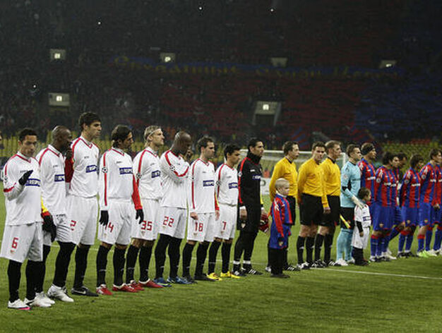 Los jugadores del Sevilla y del CSKA de Mosc&uacute; escuchan el himno de la 'Champions'.

Foto: Antonio Pizarro