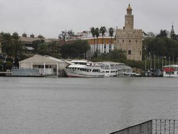 El agua del Guadalquivir cubre las zonas m&aacute;s bajas del embarcadero de la calle Betis en Triana.

Foto: B.Vargas