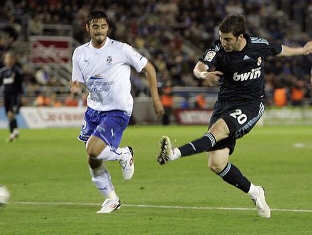 Higua&iacute;n lanza a puerta en el gol que abr&iacute;a la cuenta madridista en Tenerife. / AFP