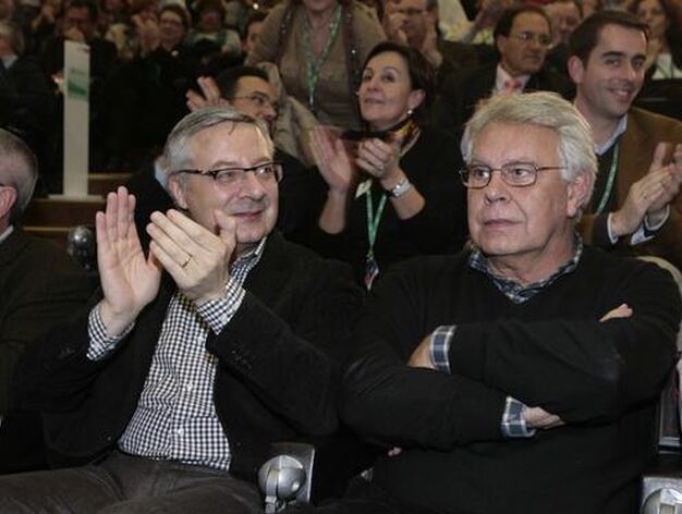 Pepe Blanco aplaude mientras Felipe Gonz&aacute;lez mira con gesto serio. / Juan Carlos Mu&ntilde;oz