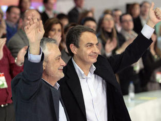 Gri&ntilde;&aacute;n y Zapatero saludan en el cierre del Congreso. / Juan Carlos Mu&ntilde;oz