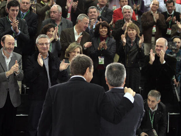 Zapatero felicita a Gri&ntilde;&aacute;n ante los asistentes a la clausura del Congreso./ Juan Carlos Mu&ntilde;oz