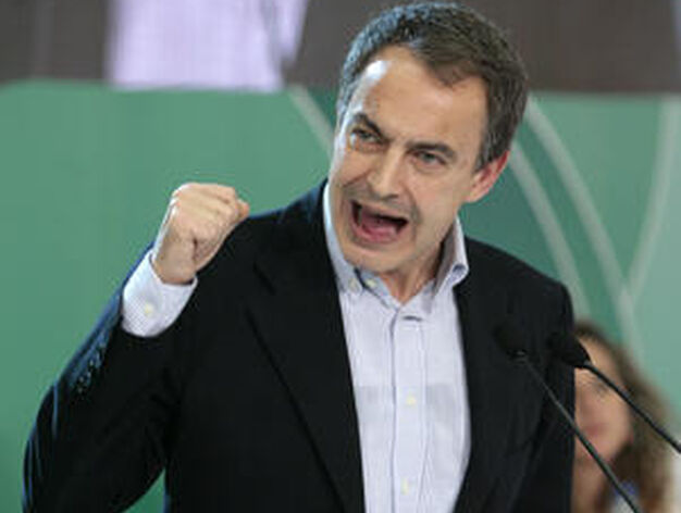 Zapatero habla durante su discurso. / Juan Carlos Mu&ntilde;oz