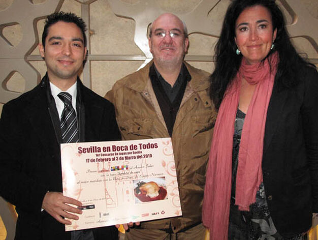Iv&aacute;n Salas (Asador Salas), con Fernando Huidobro e Inmaculada Barbadillo, miembros del jurado.

Foto: Victoria Ram&iacute;rez