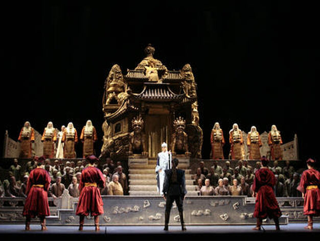 Ensayo general de 'Turandot' el pasado martes en el Teatro de la Maestranza. / Juan Carlos Mu&ntilde;oz
