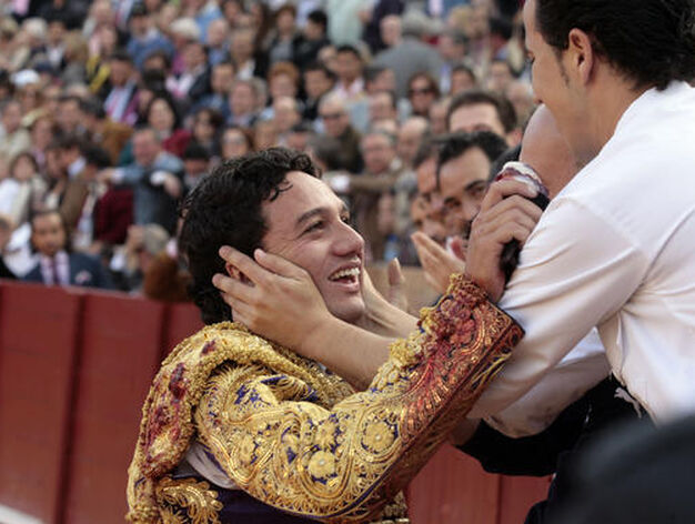 Oliva Soto brinda la oreja al culminar su faena.

Foto: Juan Carlos Mu&ntilde;oz
