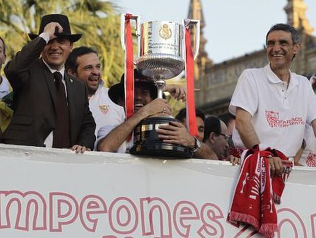 El Sevilla recorre la ciudad para festejar con sus aficionados el t&iacute;tulo de la Copa del Rey.

Foto: Antonio Pizarro