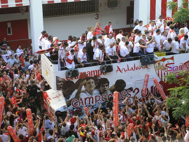 El Sevilla recorre la ciudad para festejar con sus aficionados el t&iacute;tulo de la Copa del Rey.

Foto: Agencias