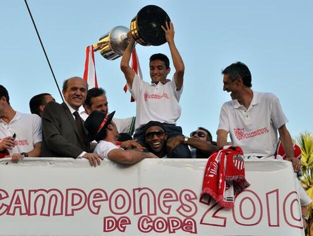 Navas levanta la Copa rodeado de sus compa&ntilde;eros.

Foto: Manuel G&oacute;mez