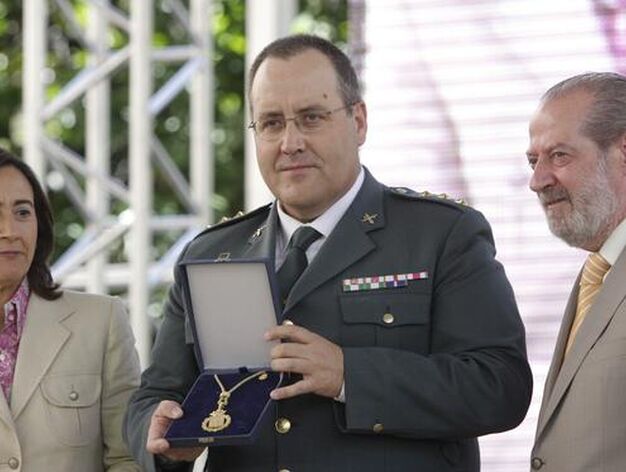 Medalla de Oro concedida a la Agrupaci&oacute;n de Tr&aacute;fico de la Guardia Civil, por sus 50 a&ntilde;os de dedicaci&oacute;n a la seguridad vial de la provincia.

Foto: Belen Vargas