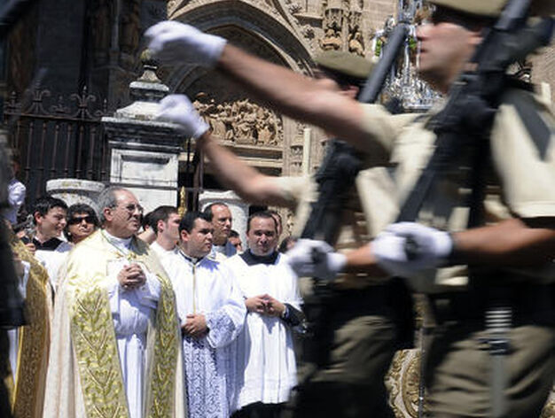 El arzobispo de Sevilla, Juan Jos&eacute; Asenjo, pendiente del desfile militar.

Foto: Juan Carlos V&aacute;quez