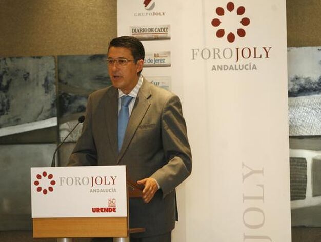 Rafael Blanco presenta la edici&oacute;n de ayer del Foro Joly.

Foto: Jos&eacute; Mart&iacute;nez/O. Barrionuevo