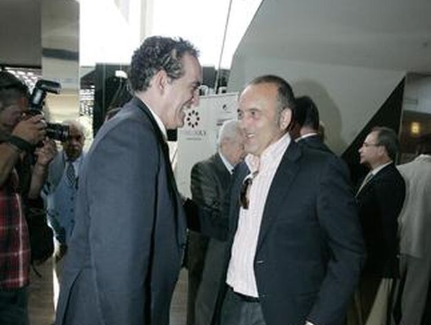 Alberto Rosales y Rafael Bados charlan animadamente antes del inicio de la conferencia de Rodr&iacute;guez Zapatero.

Foto: Jos&eacute; Mart&iacute;nez/O. Barrionuevo