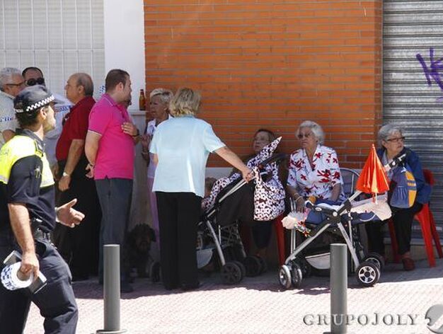 Vecinos desalojados esperan una soluci&oacute;n en la calle.

Foto: Bel&eacute;n Vargas