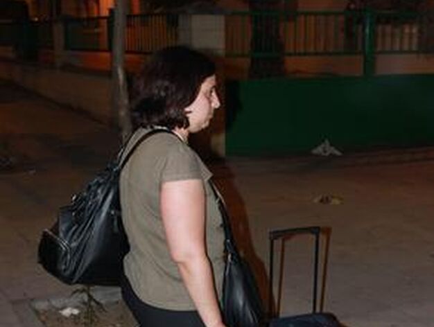 Una de las desalojadas con sus maletas en la calle en plena noche.

Foto: Gines Qui&ntilde;ones