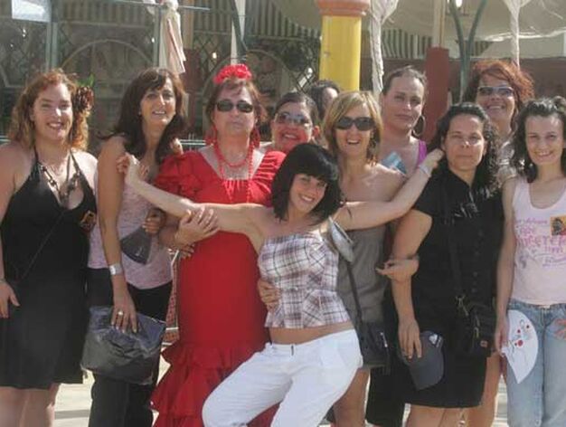 Un grupo de mujeres disfrutan del d&iacute;a de la mujer en el Real

Foto: J.M.Q.