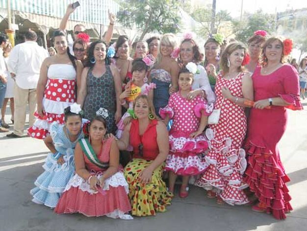 Un grupo de mujeres vestidas de gitana en las calles del Real

Foto: J.M.Q.
