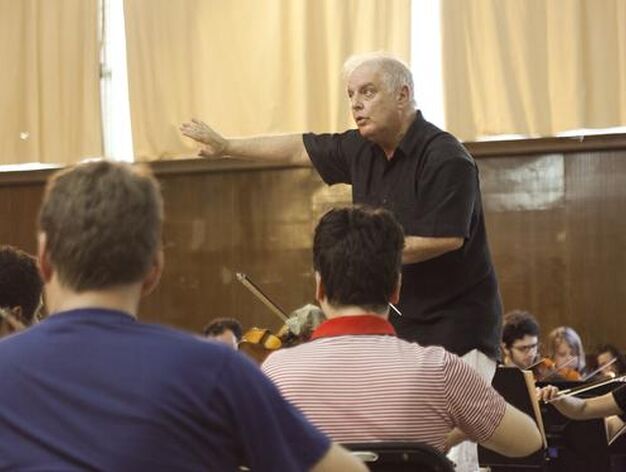 Daniel Barenboim dirige los ensayos de la orquesta.

Foto: Jaime Mart&iacute;nez