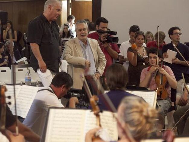 Jos&eacute; Antonio Gri&ntilde;&aacute;n visita el ensayo de la orquesta. 

Foto: Jaime Mart&iacute;nez
