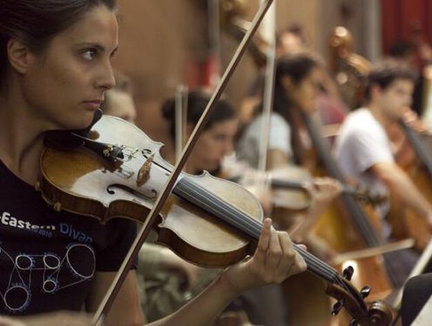 Una de las violinistas ensaya la 'Sinfon&iacute;a n&ordm; 7' de Beethoven.

Foto: Jaime Mart&iacute;nez