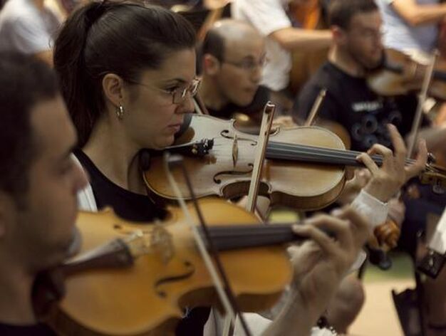 Los violinistas ensayan una pieza. 

Foto: Jaime Mart&iacute;nez