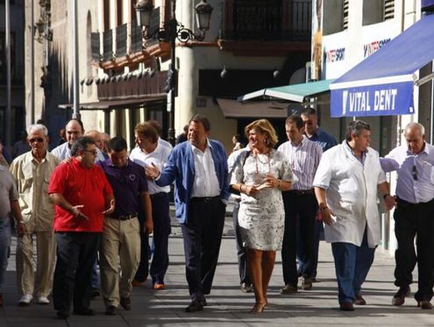 El alcalde de Sevilla, Alfredo S&aacute;nchez Monteseir&iacute;n, durante su visita al nuevo mercado de la Encarnaci&oacute;n.

Foto: Victoria Hidalgo