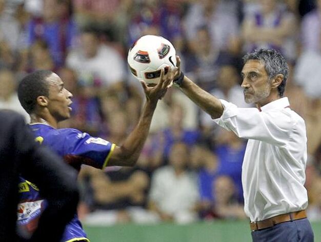 &Aacute;lvarez cede la pelota a Valdo.

Foto: AFP / Reuters / EFE