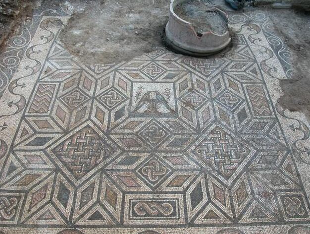 Mosaico, casi completo, hallado en la Casa del Sigma.

Foto: Diario de Sevilla