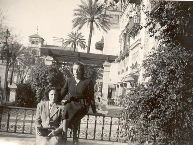Junto a Elena Benjumea, en Sevilla, en el a&ntilde;o 1942 cuando vino a conocer el convento de las Hermanas de la Cruz.