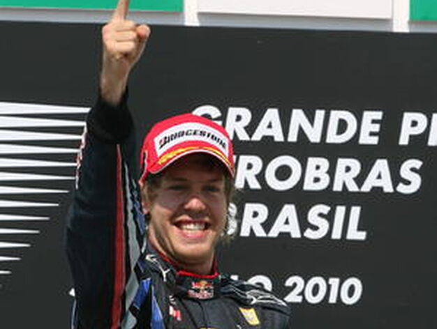Vettel gana en Interlagos por delante de Webber y Alonso. / EFE